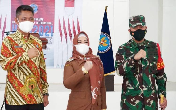 Wakil Wali Kota Palangka Raya Umi Mastikah (tengah)