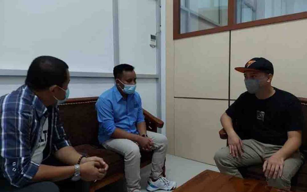Anggota DPRD Kalteng, Ferry Khaidir saat berdiskusi dengan salah satu media online yang ada di Palangka Raya membahas perkembangan media saat ini.