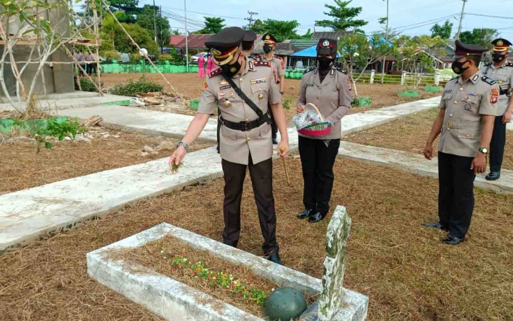 Peringati HUT Bhayangkara, Polres Kapuas Ziarah ke Taman Makam Pahlawan