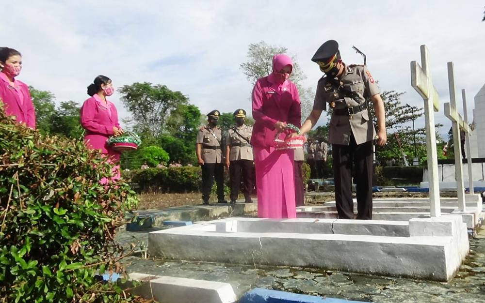 Peringati HUT Bhayangkara, Polres Barito Utara Ziarah ke Taman Makam Pahlawan