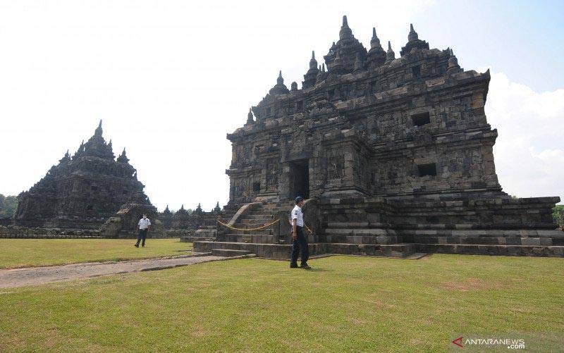 Petugas keamanan berada di kompleks wisata Candi Plaosan di Prambanan, Klaten, Jawa Tengah, Rabu (12/5/2021). (foto : ANTARA FOTO/Aloysius Jarot Nugroho/foc)