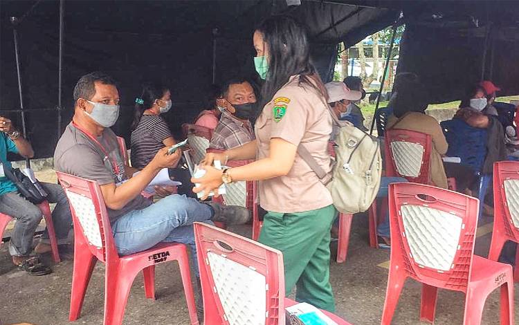 BPBD Damkar Barito Timur Dampingi Penerapan Protokol Kesehatan pada Kegiatan Vaksinasi