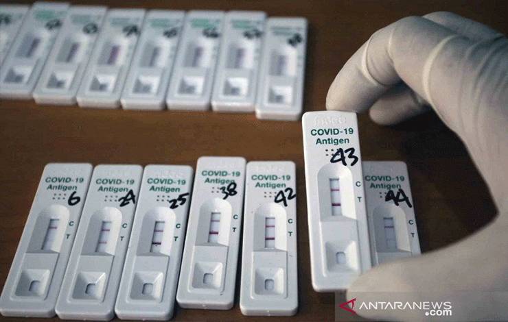 Arsip Foto. Petugas Dinas Kesehatan Kota Tangerang Selatan memperlihatkan hasil tes antigen yang menunjukkan adanya indikasi penularan virus corona dalam kegiatan pelacakan kasus di Jurangmangu Barat, Tangerang Selatan, Banten, Rabu (23/6/2021). (ANTARA FOTO/Muhammad Iqbal/wsj)