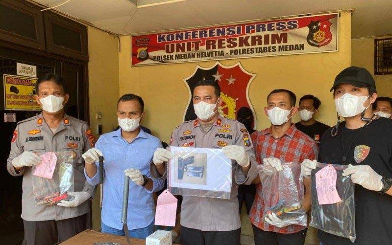 Ekspose kasus di Mapolsek Medan Helvetia pada Rabu, terkait penangkapan tiga pelaku pencurian senjata api berupa pistol jenis HS beserta 15 butir peluru milik anggota Polisi Perairan dan Udara (Polairud) di Kota Medan, Sumatera Utara.
