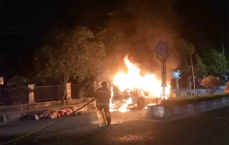 Mobil Xenia Hangus Terbakar di Depan SMAN 1 Sampit