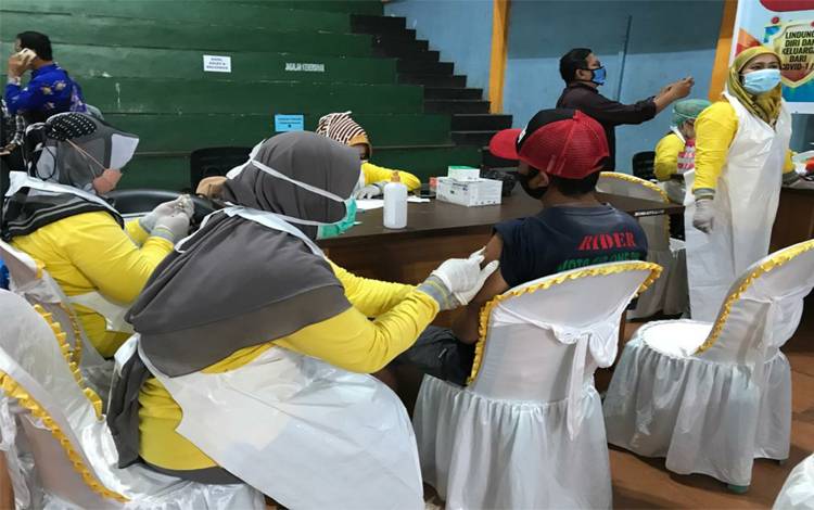 KONI Kapuas gelar vaksinasi bagi para atlet, bertempat di GOR Panunjung Tarung Kuala Kapuas, Kamis 1 Juli 2021