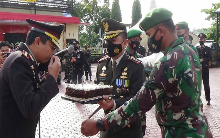 Polres Barito Utara Terima Kejutan Kue HUT Bhayangkara ke 75 dari Dandim 1013 Muara Teweh