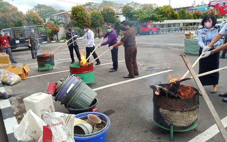 Kejari Palangka Raya Musnahkan Barbuk dari 68 Perkara