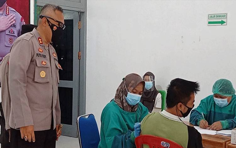 Kapolres Sukamara, AKBP I Gede Putu Dedy Ujiana saat memantau kegiatan vaksinasi covud-19 di Gerai Vaksin Presisi.