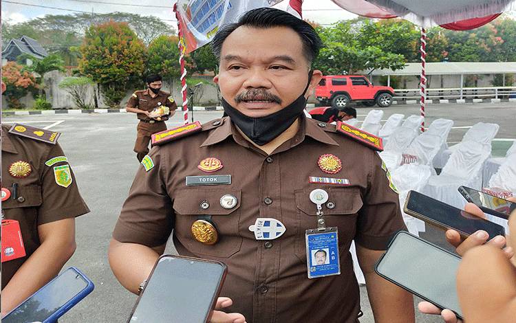 Kepala Kejaksaan Negeri Palangka Raya Totok Bambang Sapto Dwidjo saat diwawancarai di halaman Kejari, Kamis 1 Juli 2021.