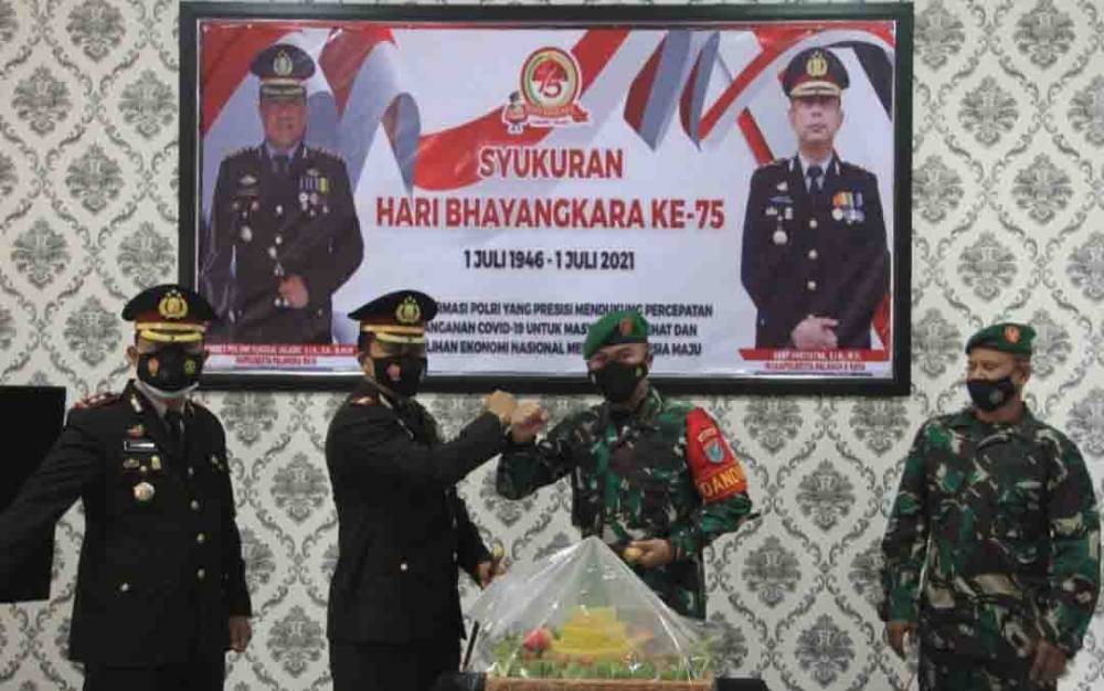 Dandim Beri Kejutan Kepada Kapolresta Palangka Raya di HUT Bhayangkara Ke-75