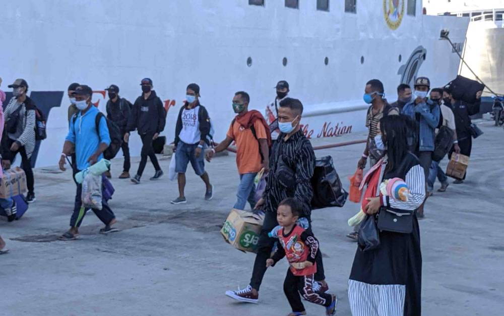 Sejumlah penumpang saat hendak masuk ke dalam kapal di Pelabuhan Sampit, dengan tujuan Pulau Jawa.?