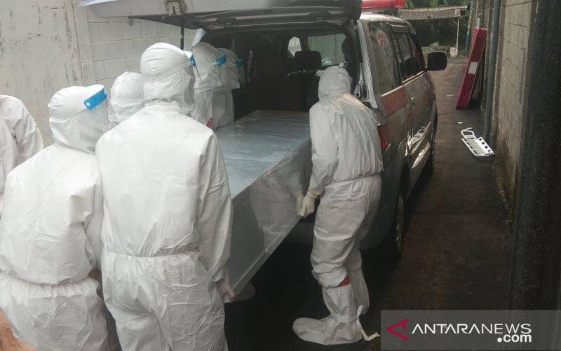 Petugas memasukan peti berisi jenazah positif COVID-19 ke dalam ambulans untuk dimakamkan di salah satu TPU di Jakarta, Kamis (1/7/2021). (foto : ANTARA/HO-Sudin Kominfotik Jakarta Selatan)