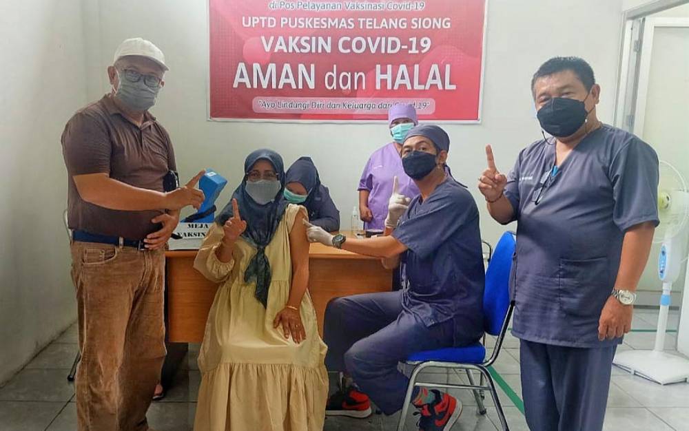 Anggota DPRD Barito Timur, Rida Heriyani saat mengikuti vaksinasi covid-19 di Puskesmas Telang Siong Kecamatan Paju Epat.