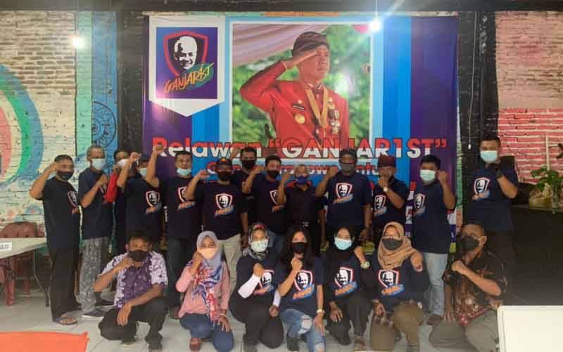 Relawan Ganjarist berfoto usai mendeklarasikan diri mendukung Gubernur Jawa Tengah Ganjar Prabowo sebagai Capres 2024. (foto : ANTARA/HO-Ganjarist)