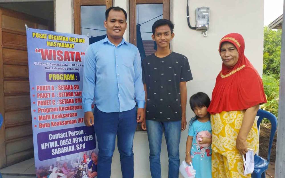 Mengenal Penjual Gorengan di Palangka Raya yang Bagikan Beasiswa