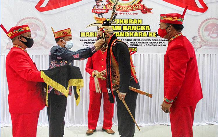 DAD Seruyan Beri Gelar Adat untuk Kapolres Seruyan