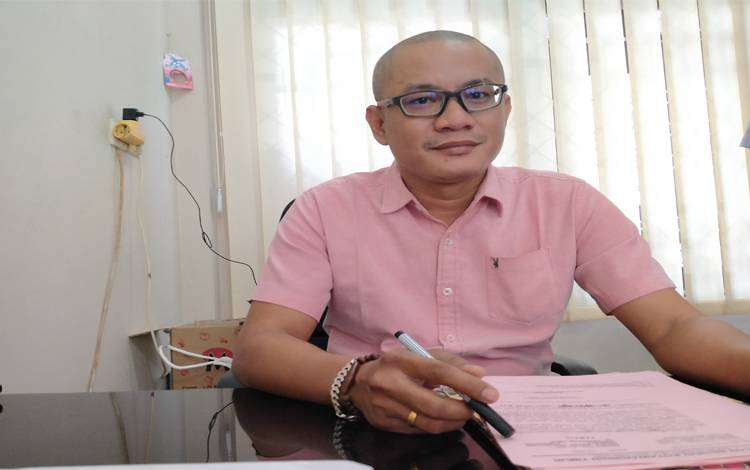 Proyek Penataan Makam Dikerjakan Pasangan Suami Istri