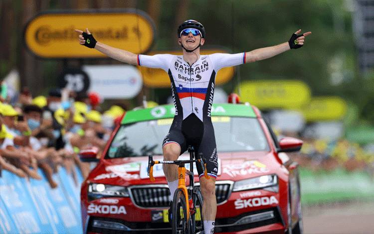 Pebalap Slovenia Matej Mohoric dari tim Bahrain Victorious melakukan selebrasi setelah menjuarai etape 7 Tour de France dari Vierzon ke Le Creusot, Prancis, Jumat (2/7/2021) (ANTARA/REUTERS/Tim De Waele)