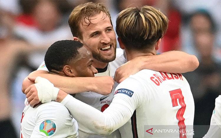 Kapten timnas Inggris Harry Kane (tengah) bersama striker Raheem Sterling (kiri) dan gelandang Jack Grealish setelah pertandingan 16 Besar EURO 2020 melawan Jerman di Stadion Wembley, London, 29 Juni 2021. ANTARA/AFP/Andy Rain/aa.