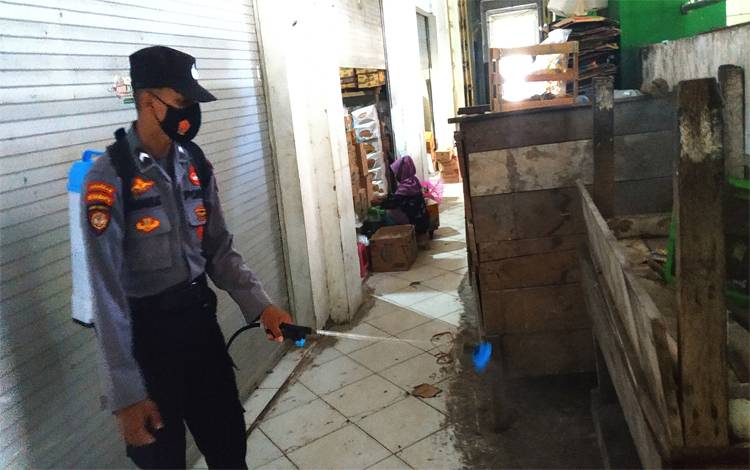 Personel Polres Seruyan Sterilisasi Pasar dan Pusat Keramaian
