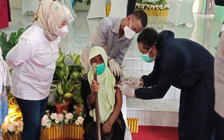 1.300 Warga Kobar Ikuti Vaksinasi Massal di Desa Natai Baru