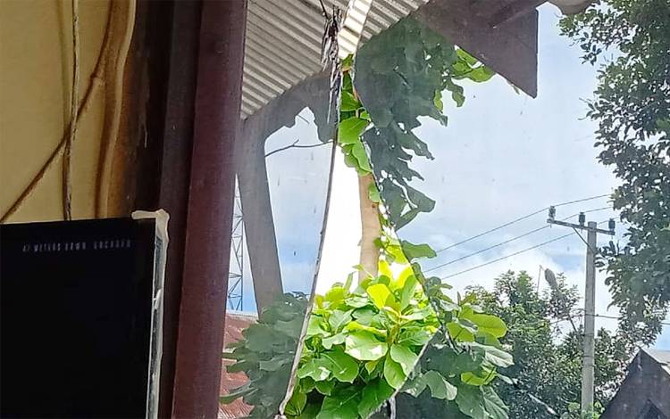 Pemuda Ini Bawa Parang dan Ancam Bunuh Anggota Polsek Awang