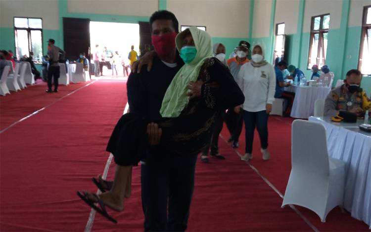 Dibopong Relawan, Lansia Antusias Ikuti Program Vaksinasi Covid-19