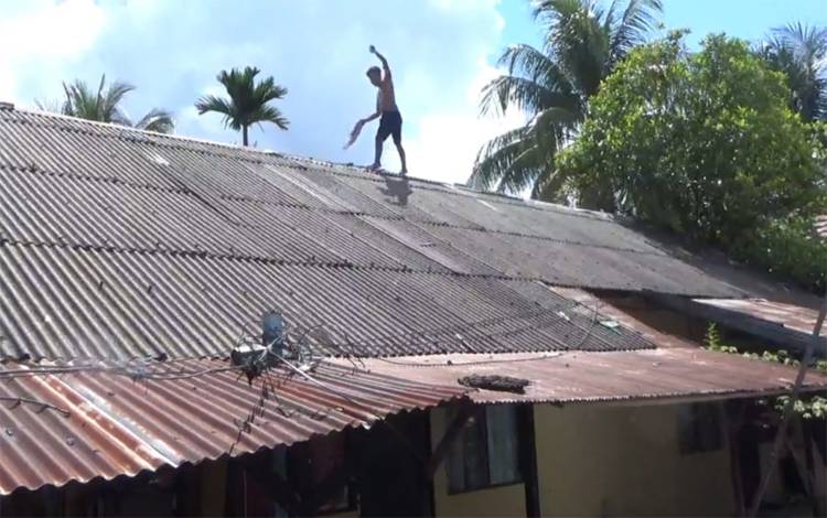 Pemuda yang Nekat Naik Gedung dan Asrama Polisi di Sampit Diduga Gila