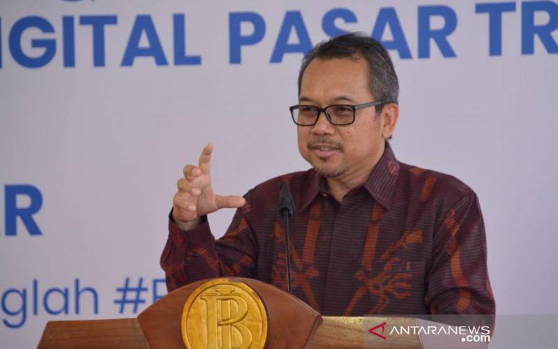 Kepala Perwakilan Bank Indonesia Provinsi Bali Trisno Nugroho dalam suatu kesempatan di Pasar Badung, Denpasar, belum lama ini. (foto : ANTARA/HO-BI Bali)