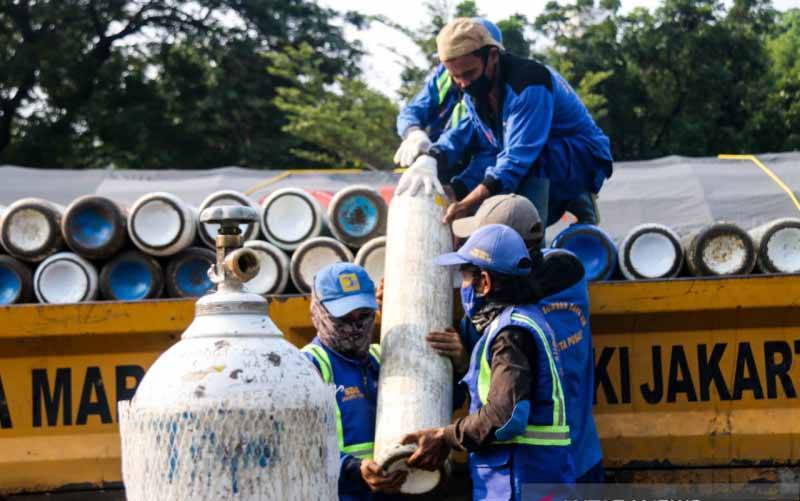 Luhut Minta Oksigen Industri Seluruhnya Dikonversi untuk Medis
