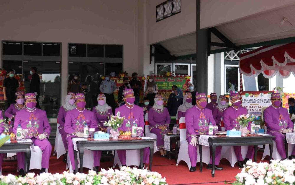 Pelaksanaan upacara hari jadi ke 19 Kabupaten Sukamara di halaman kantor bupati setempat.