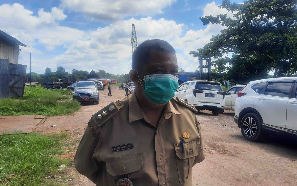 Lurah Mendawai Rahadian Syahmi saat berada dilokasi laka kerja Ledakan Tongkang di kawasan PT. Korindo Aria Bimasari.