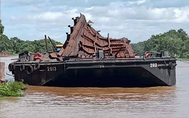 VIDEO: Tongkang Meledak Akibatkan Seorang Tewas
