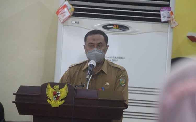 Staf Ahli Wali Kota Palangka Raya, Supriyanto saat membuka sosialisasi pengelolaan limbah B3