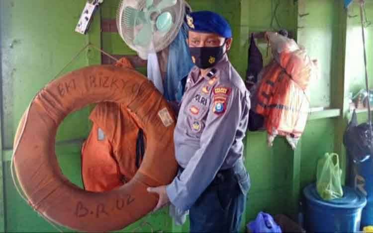 Personel Satpolairud Polres Kapuas Cek Kelengkapan Alat Keselamatan Kapal