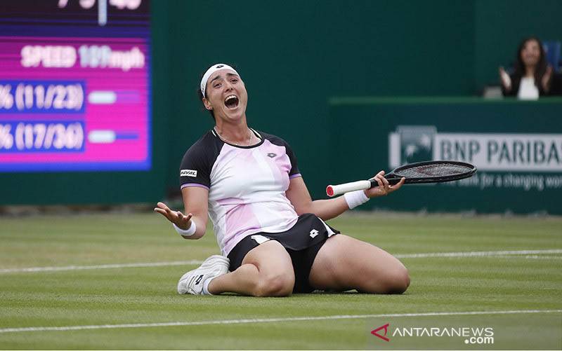 Petenis Tunisia Ons Jabeur bereaksi usai memenangkan turnamen Birmingham Classic di Edgbaston Priory Club, Edgbaston, Birmingham, Inggris (20/6/2021). (foto : ANTARA/REUTERS/Action Images via Reuters/Matthew Childs/aa.)