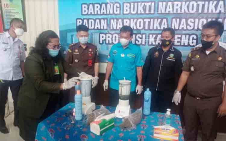 BNNP Kalteng Musnahkan Setengah Kg Ganja