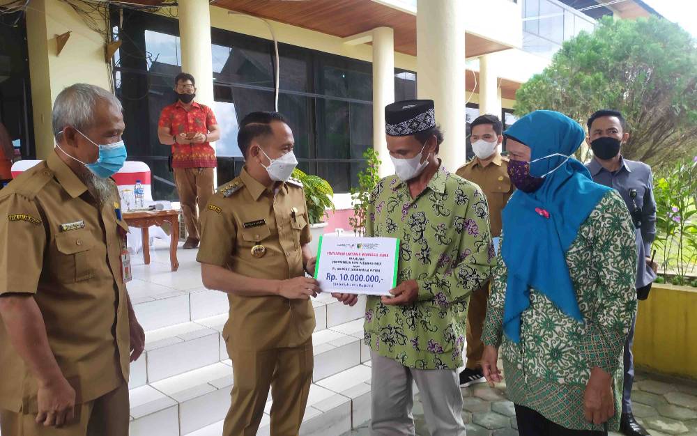 Wali Kota Palangka Raya Serahkan Santunan Duka untuk Anggota Keluarga ASN