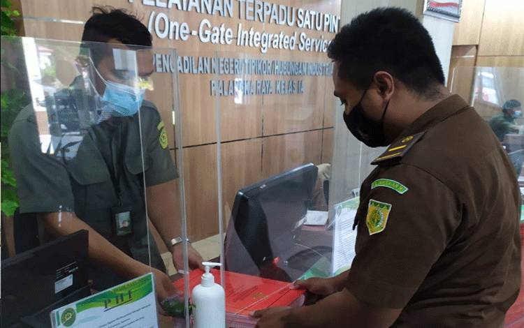 Penyerahan berkas Wartono Suharjo tersangka kasus dugaan korupsi keuangan desa Kandan dari jaksa ke pengadilan.
