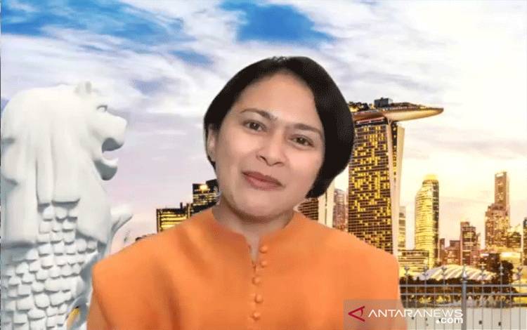 Aktris dan pembaca acara, Sarah Sechan saat menghadiri peluncuran Mie Sedaap Singapore Spicy Laksa pada Selasa (6/7/2021) (ANTARA/Maria Cicilia Galuh)
