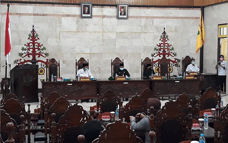 DPRD Kapuas Gelar Paripurna Penyampaian Pemandangan Umum Fraksi Dewan Terhadap Raperda Ini