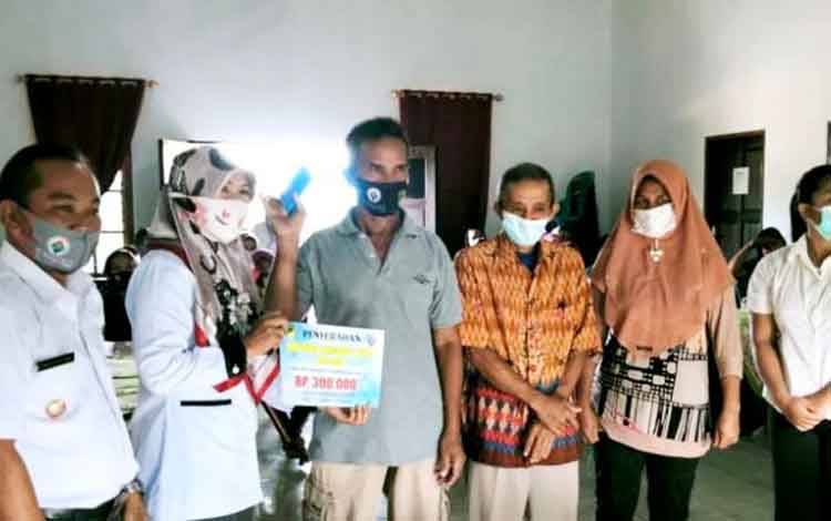34 KPM di Desa Beringin Raya Terima Penyaluran BLT DD