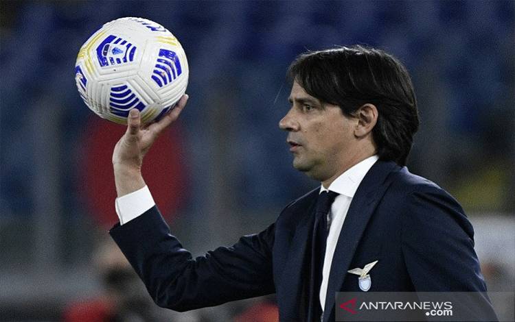 Pelatih Lazio Simone Inzaghi saat mendampingi timnya menghadapi AC Milan lanjutan Liga Italia di Stadion Olimpico, Roma, Italia, Senin (26/4/2021). (ANTARA/AFP/Filippo Monteforte)