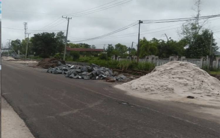Tumpukkan Material di Jalan Pramuka Celakai Pengendara Motor