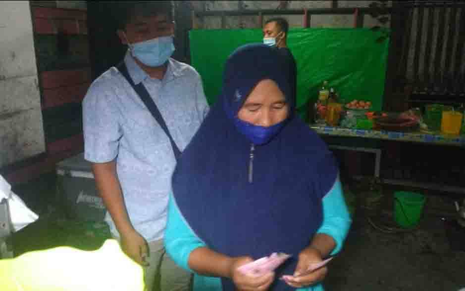 Pantau Pengetatan PPKM Mikro, Bupati Lamandau Borong Jualan Pedagang