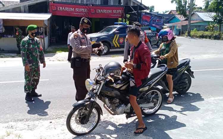 Personel Polsek Arsel dan TNI lakukan operasi yustisi