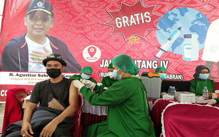 Vaksinasi di Rumah Aspirasi Agustiar Sabran Lampaui Target