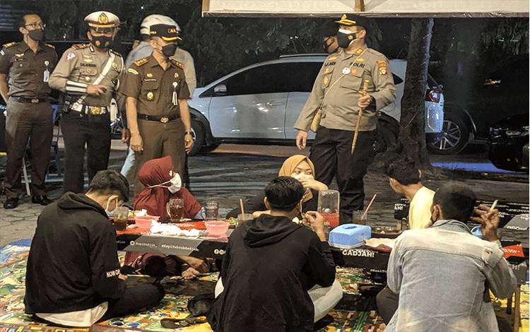 Kapolres Kotim AKBP Abdoel Harris Jakin saat memantau protokol kesehatan di salah satu warung makan di Sampit, Kamis malam, 08 Juli 2021.?