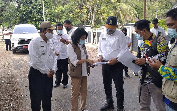 Plt Bupati Pulang Pisau Cek Kondisi Jalan di Pangkoh